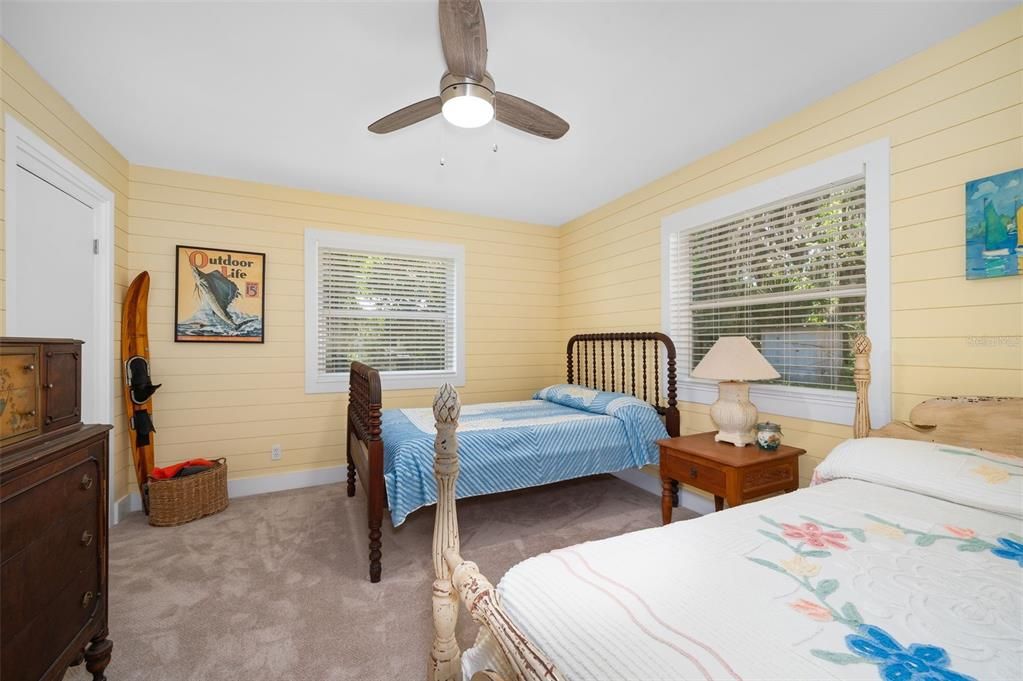 For Sale: $625,000 (2 beds, 1 baths, 1300 Square Feet)
