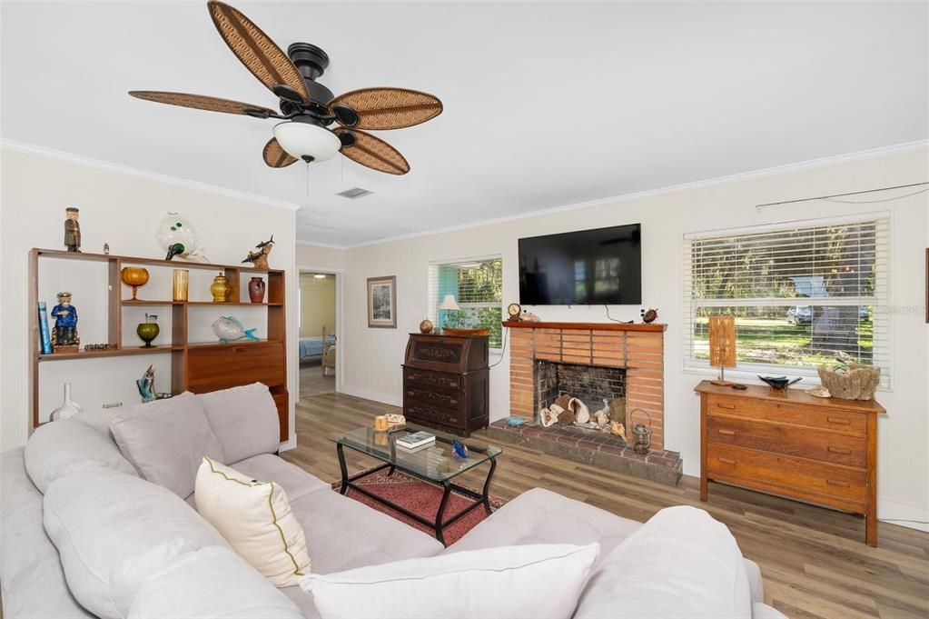For Sale: $625,000 (2 beds, 1 baths, 1300 Square Feet)
