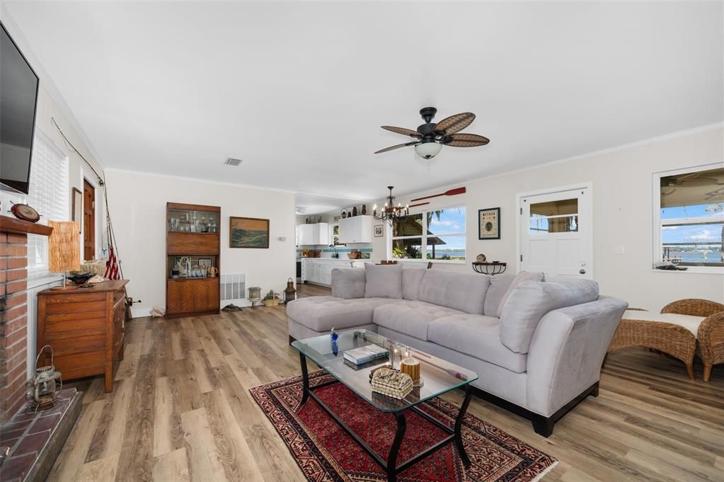 For Sale: $625,000 (2 beds, 1 baths, 1300 Square Feet)