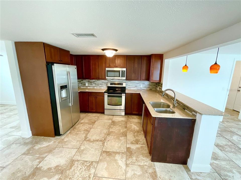 For Rent: $1,895 (3 beds, 2 baths, 1275 Square Feet)
