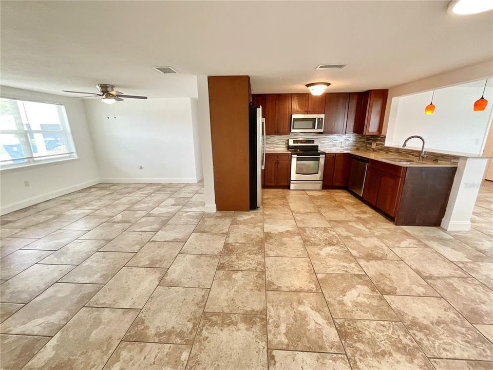 For Rent: $1,895 (3 beds, 2 baths, 1275 Square Feet)