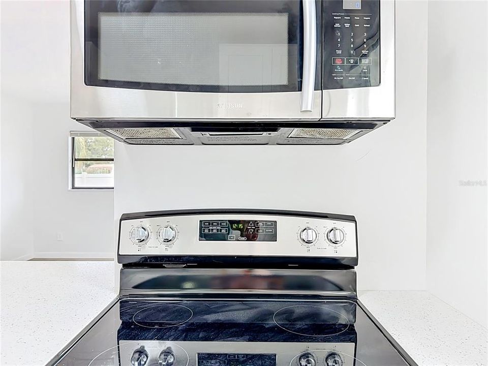 For Sale: $229,000 (3 beds, 1 baths, 888 Square Feet)