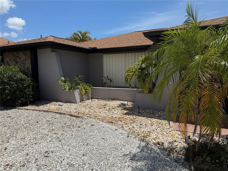 Recently Sold: $305,000 (2 beds, 2 baths, 1714 Square Feet)