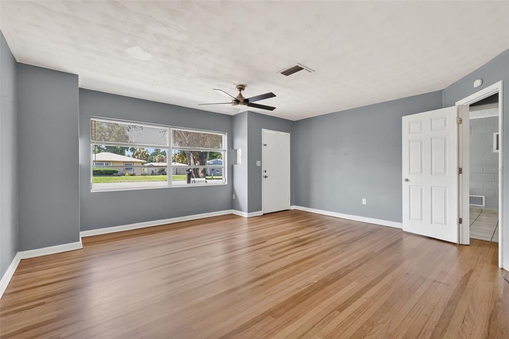 For Sale: $274,900 (2 beds, 2 baths, 1302 Square Feet)