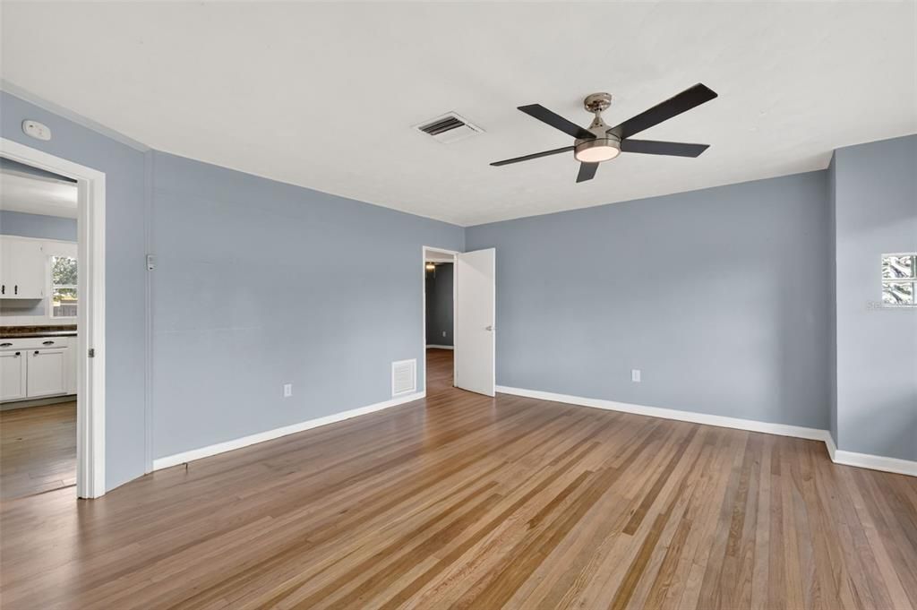 For Sale: $274,900 (2 beds, 2 baths, 1302 Square Feet)