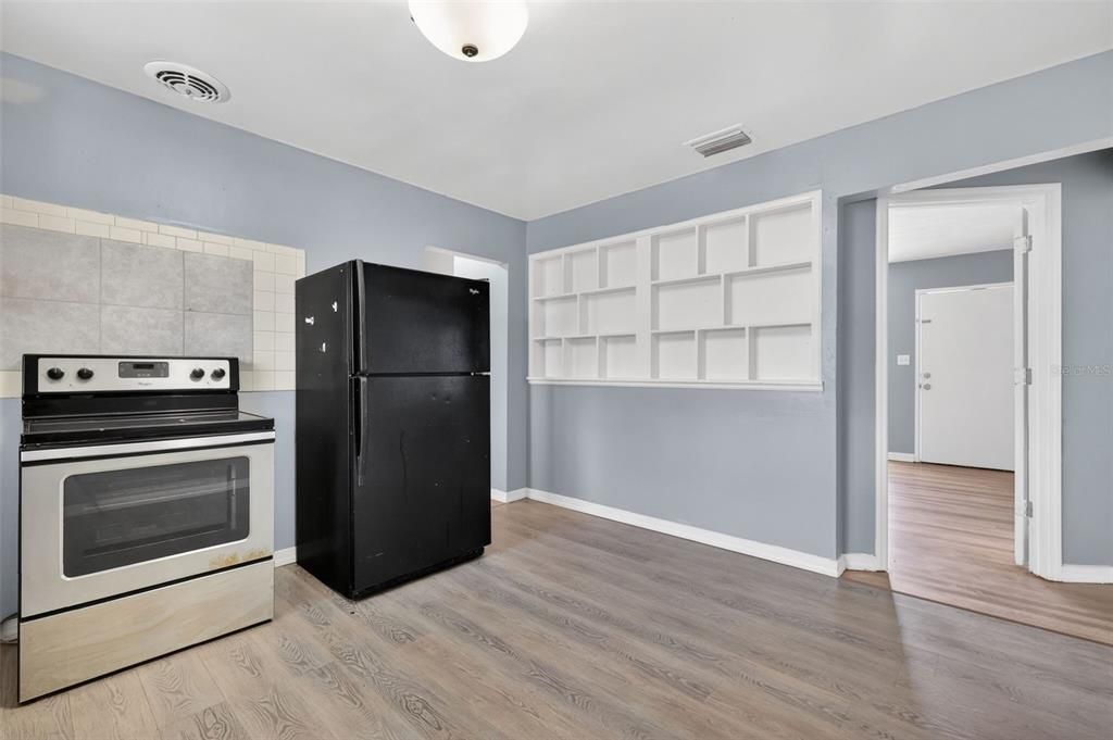 For Sale: $274,900 (2 beds, 2 baths, 1302 Square Feet)