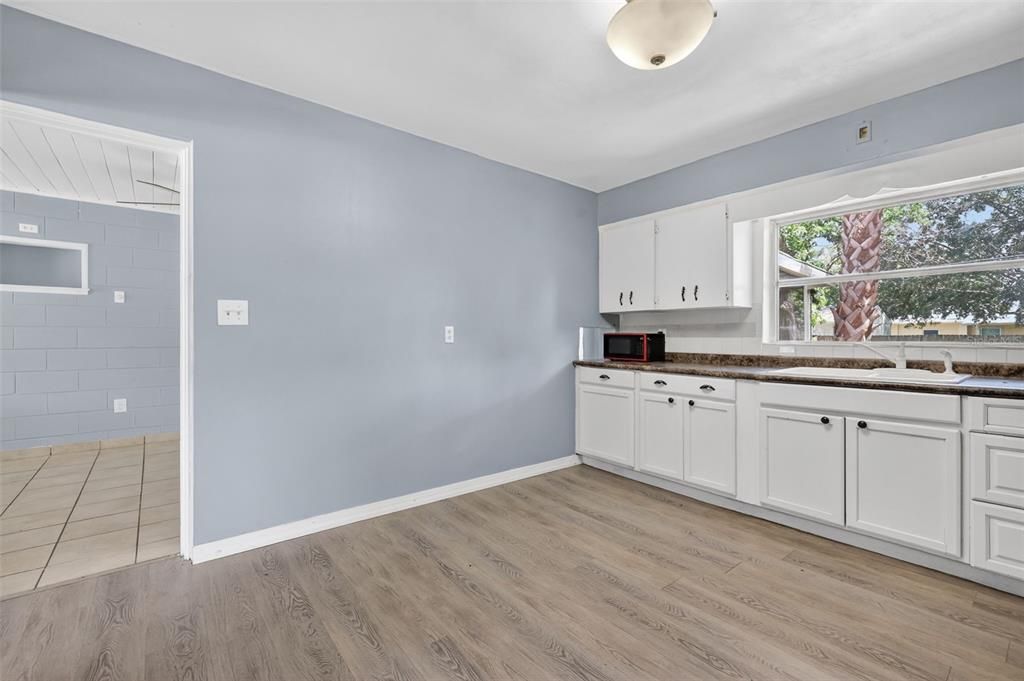 For Sale: $274,900 (2 beds, 2 baths, 1302 Square Feet)