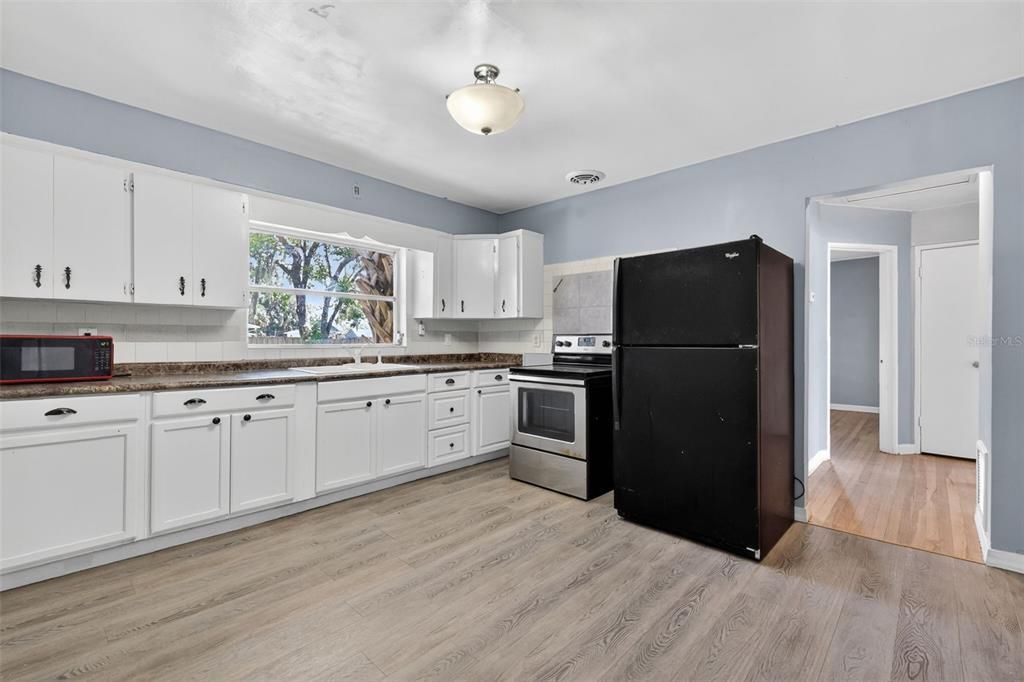 For Sale: $274,900 (2 beds, 2 baths, 1302 Square Feet)