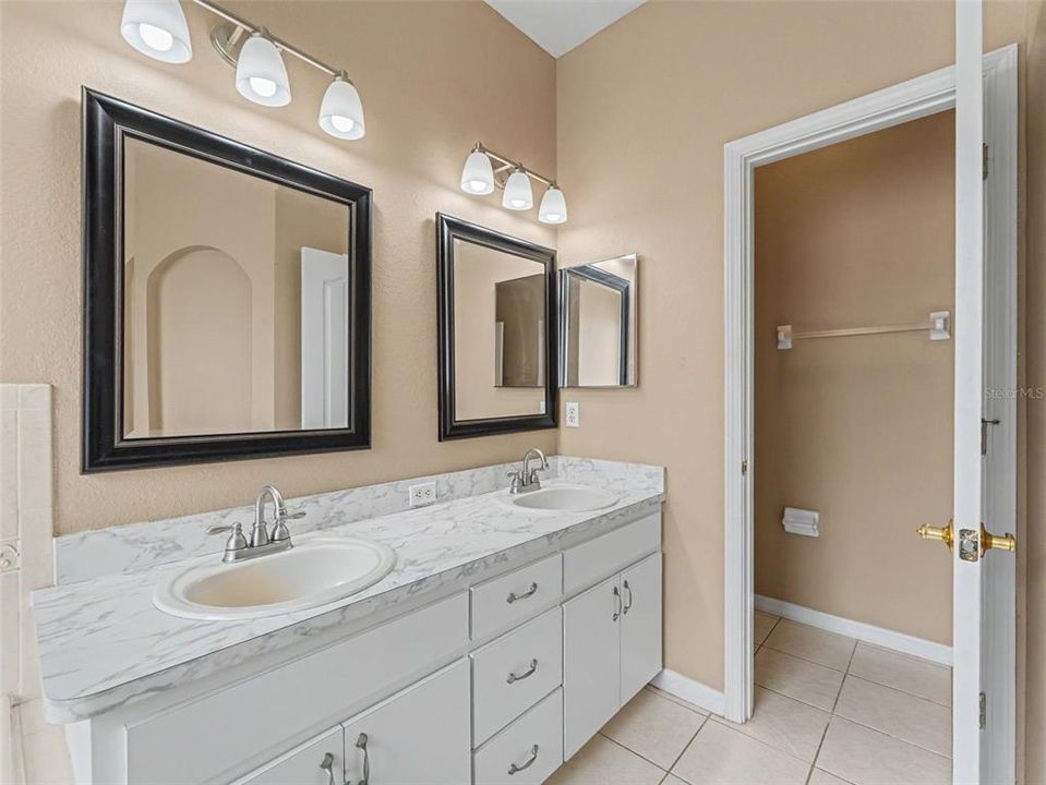 For Sale: $400,000 (3 beds, 2 baths, 2038 Square Feet)