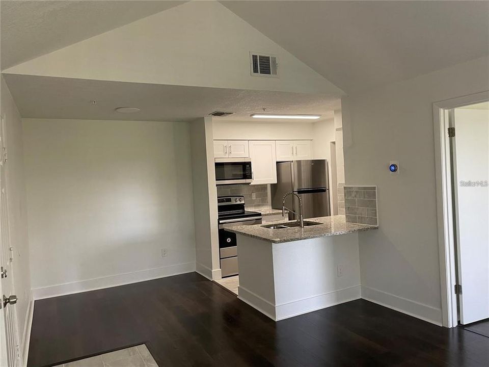 For Rent: $1,380 (1 beds, 1 baths, 552 Square Feet)