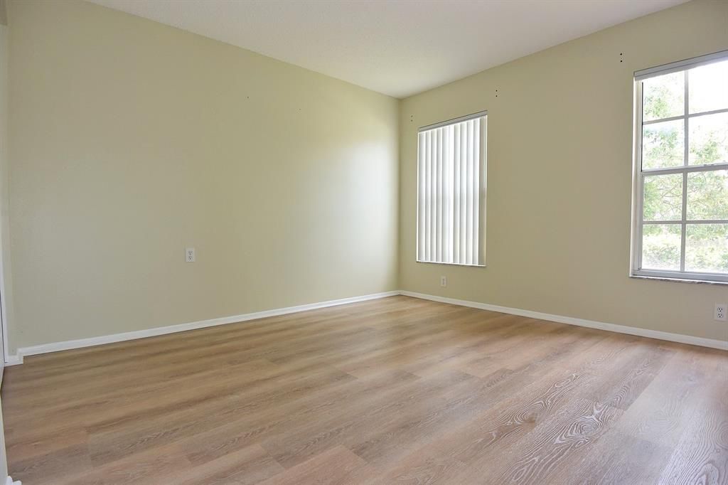 For Sale: $166,000 (2 beds, 2 baths, 1309 Square Feet)