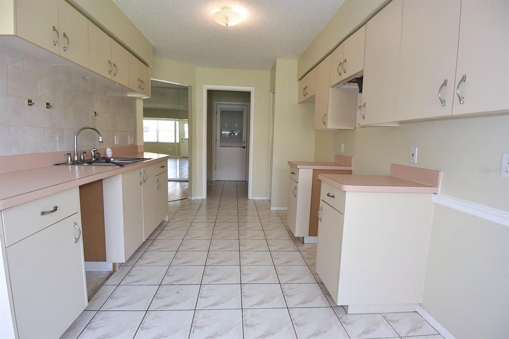 For Sale: $166,000 (2 beds, 2 baths, 1309 Square Feet)