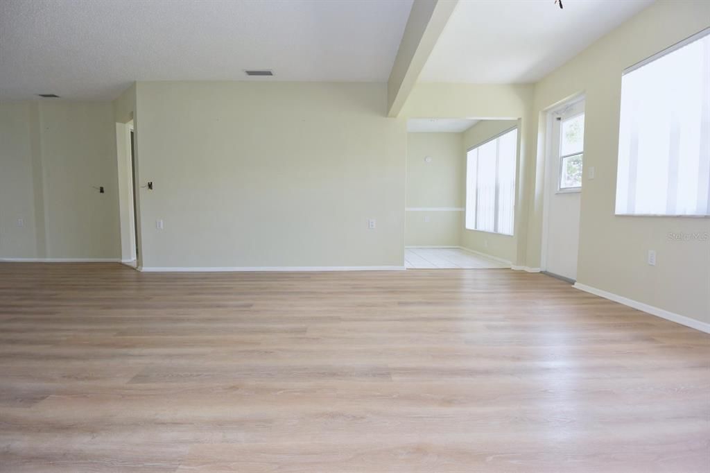For Sale: $166,000 (2 beds, 2 baths, 1309 Square Feet)