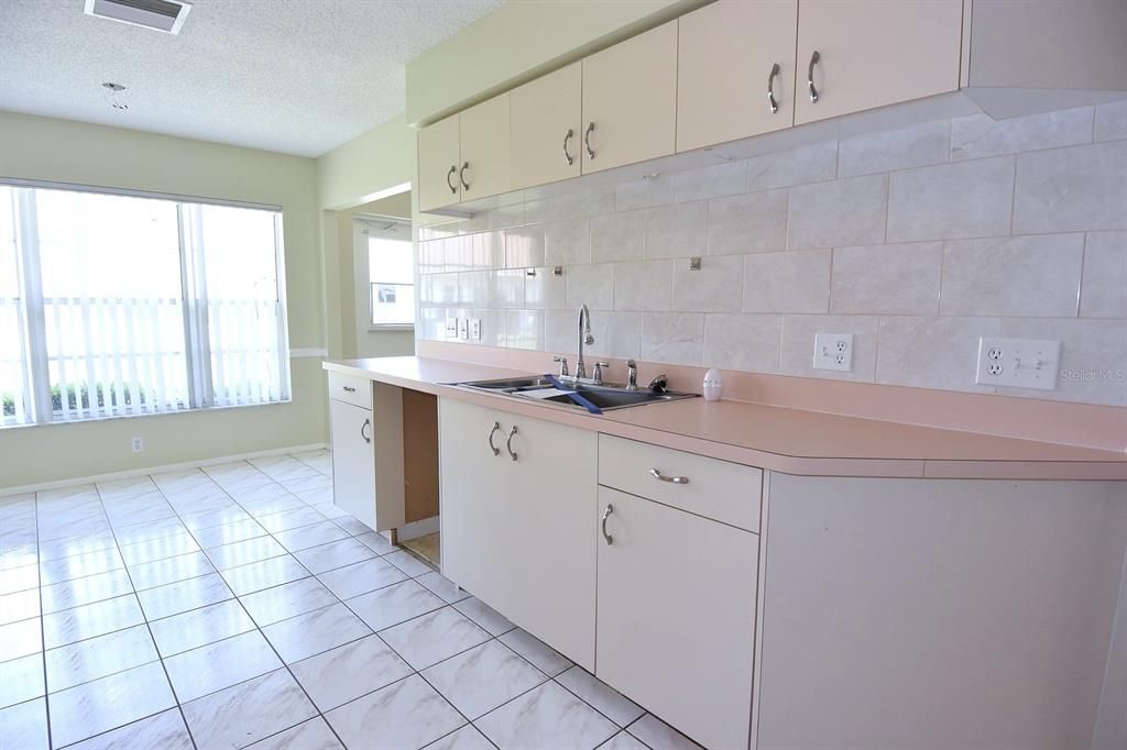 For Sale: $166,000 (2 beds, 2 baths, 1309 Square Feet)