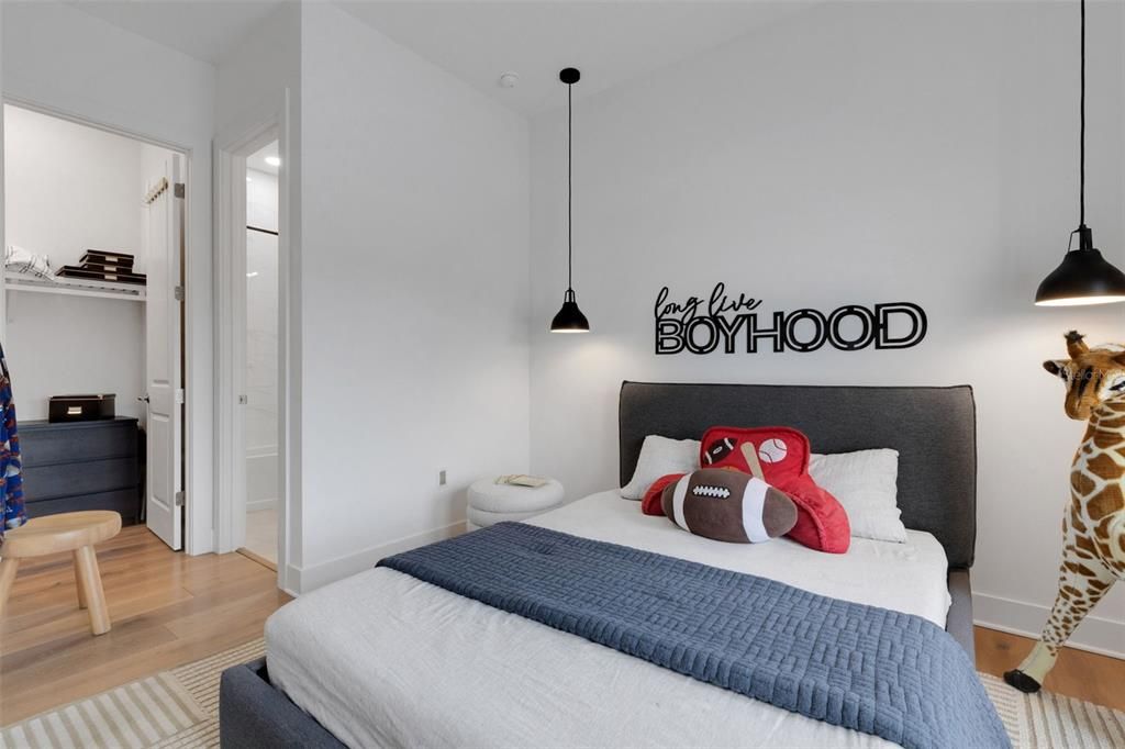 Activo con contrato: $1,599,000 (3 camas, 3 baños, 2675 Pies cuadrados)