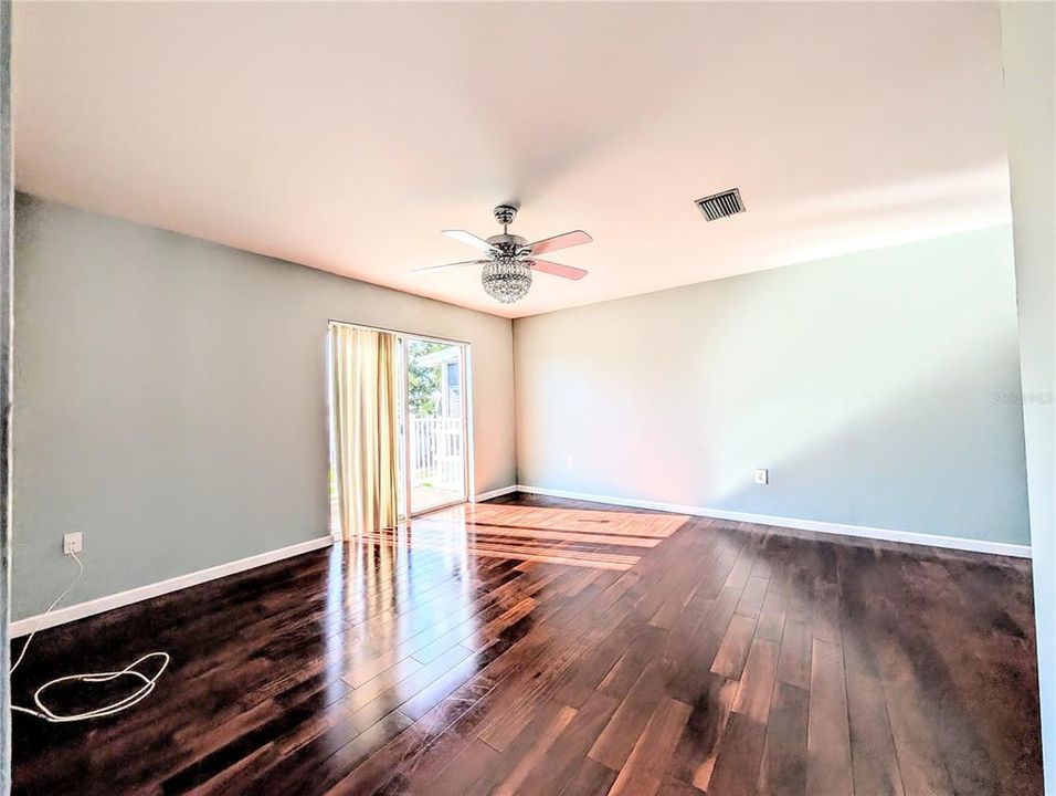 For Sale: $130,000 (2 beds, 2 baths, 966 Square Feet)