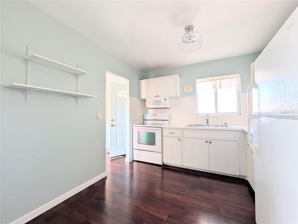 For Sale: $130,000 (2 beds, 2 baths, 966 Square Feet)