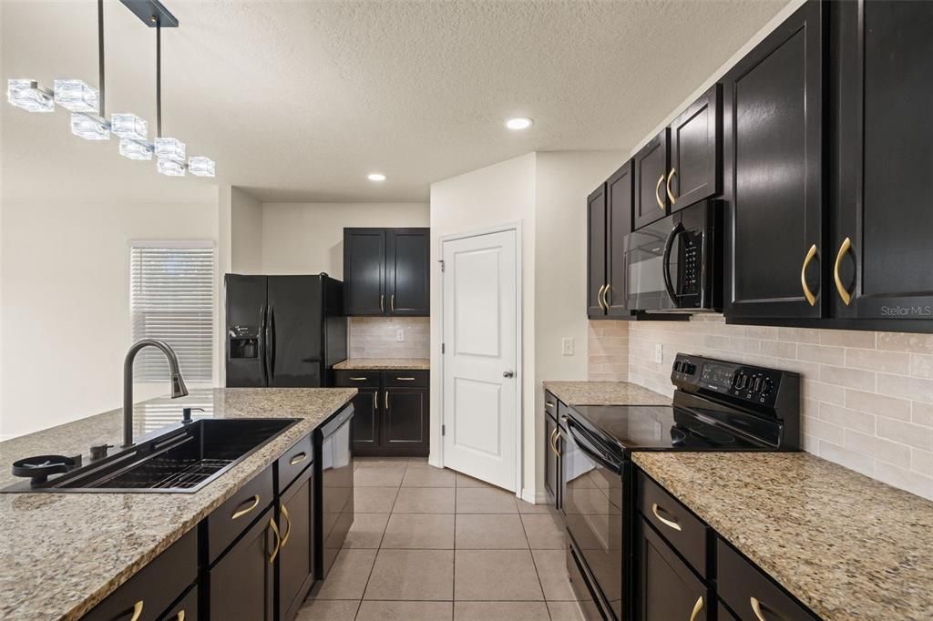 For Sale: $319,900 (4 beds, 2 baths, 1771 Square Feet)