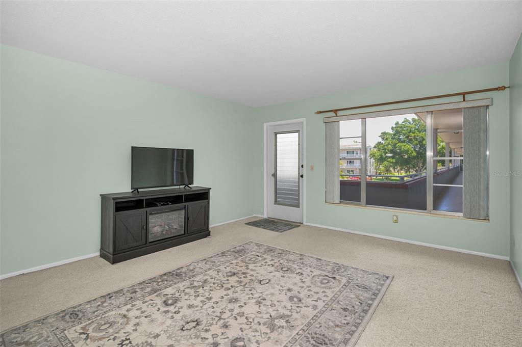 For Sale: $109,000 (2 beds, 1 baths, 1100 Square Feet)