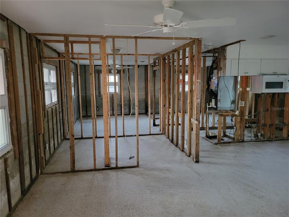 Active With Contract: $215,000 (3 beds, 1 baths, 1040 Square Feet)
