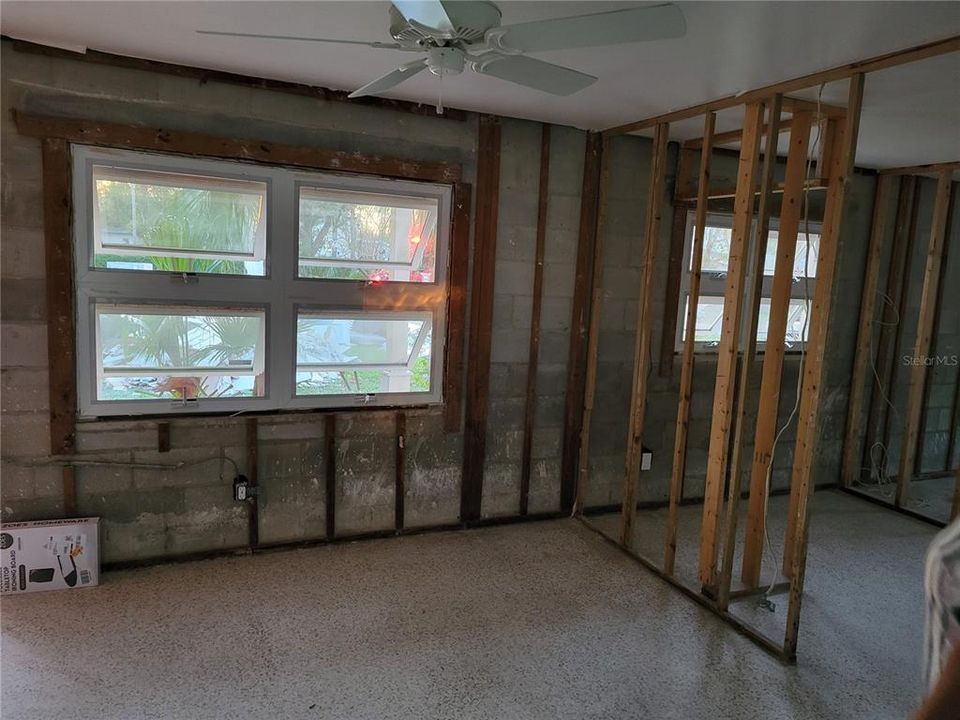 Active With Contract: $215,000 (3 beds, 1 baths, 1040 Square Feet)