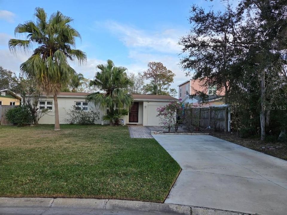 Active With Contract: $215,000 (3 beds, 1 baths, 1040 Square Feet)