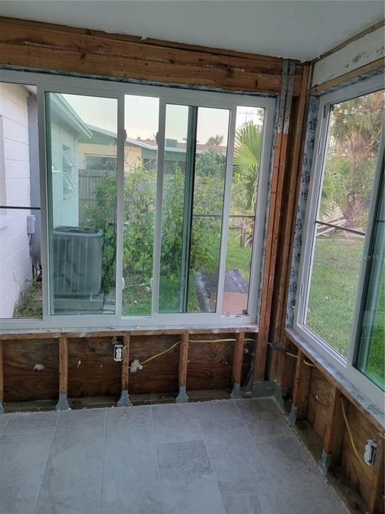 Active With Contract: $215,000 (3 beds, 1 baths, 1040 Square Feet)