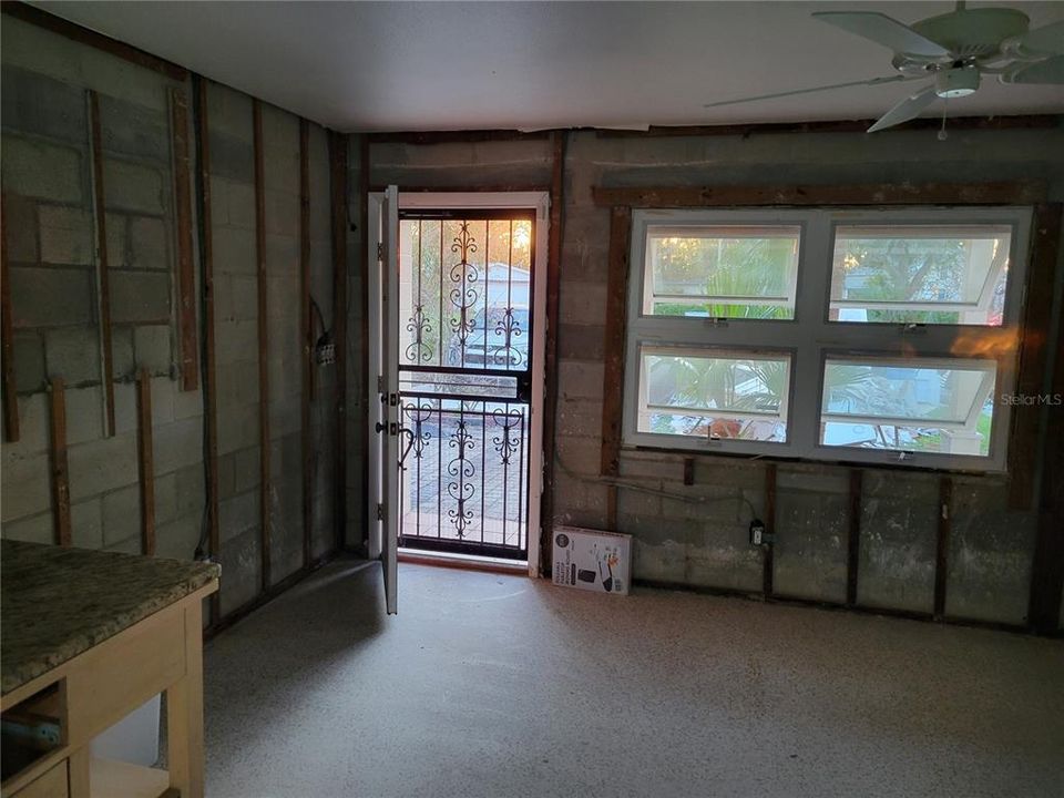 Active With Contract: $215,000 (3 beds, 1 baths, 1040 Square Feet)