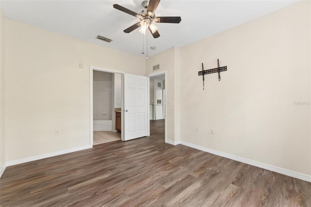 For Sale: $213,500 (2 beds, 2 baths, 1046 Square Feet)