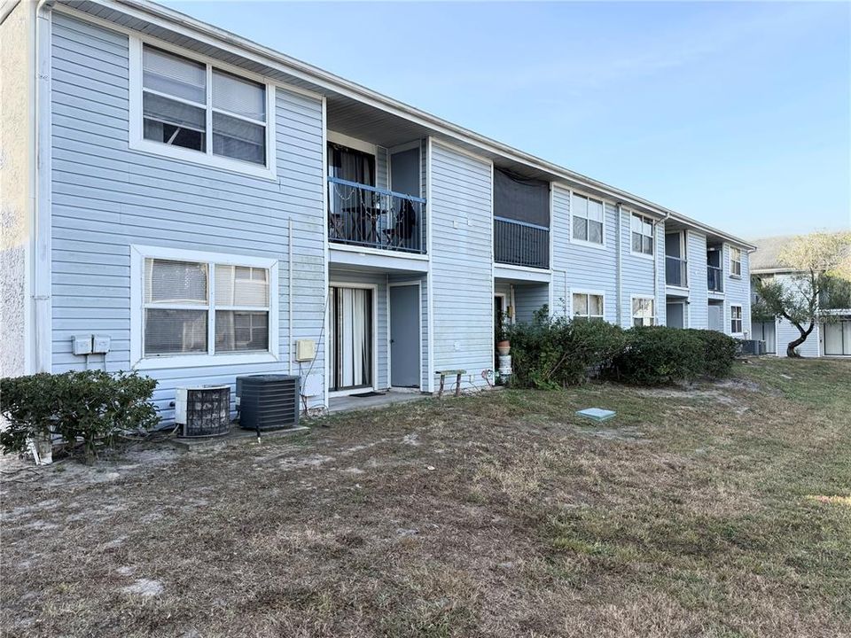 For Sale: $165,000 (2 beds, 2 baths, 879 Square Feet)