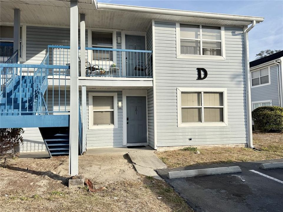 For Sale: $165,000 (2 beds, 2 baths, 879 Square Feet)