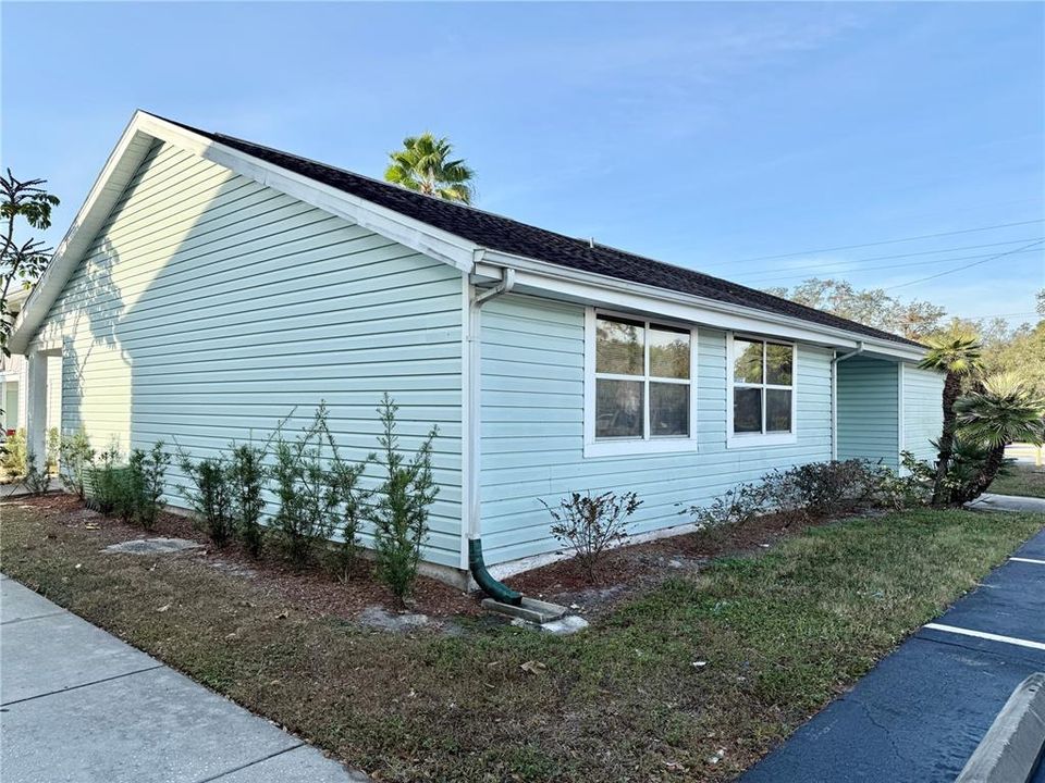 For Sale: $165,000 (2 beds, 2 baths, 879 Square Feet)