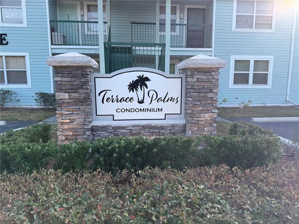 For Sale: $165,000 (2 beds, 2 baths, 879 Square Feet)