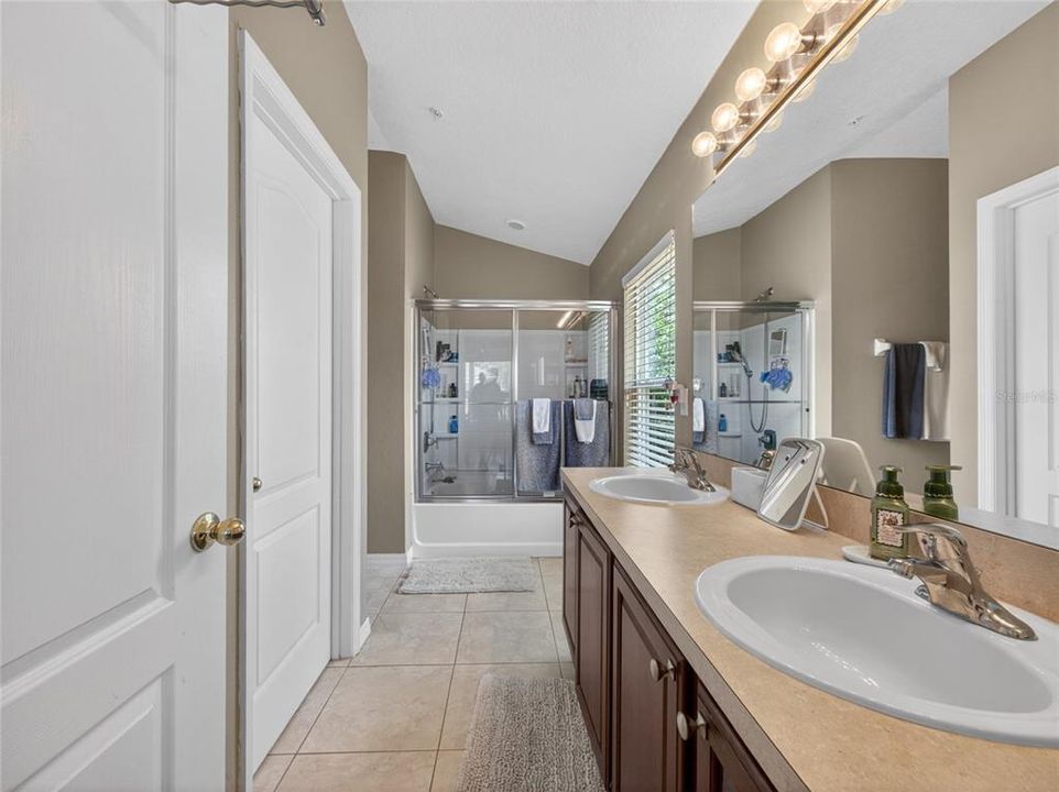 For Sale: $219,900 (2 beds, 2 baths, 1214 Square Feet)