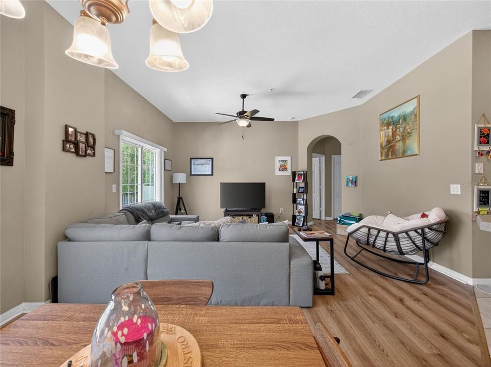 For Sale: $219,900 (2 beds, 2 baths, 1214 Square Feet)