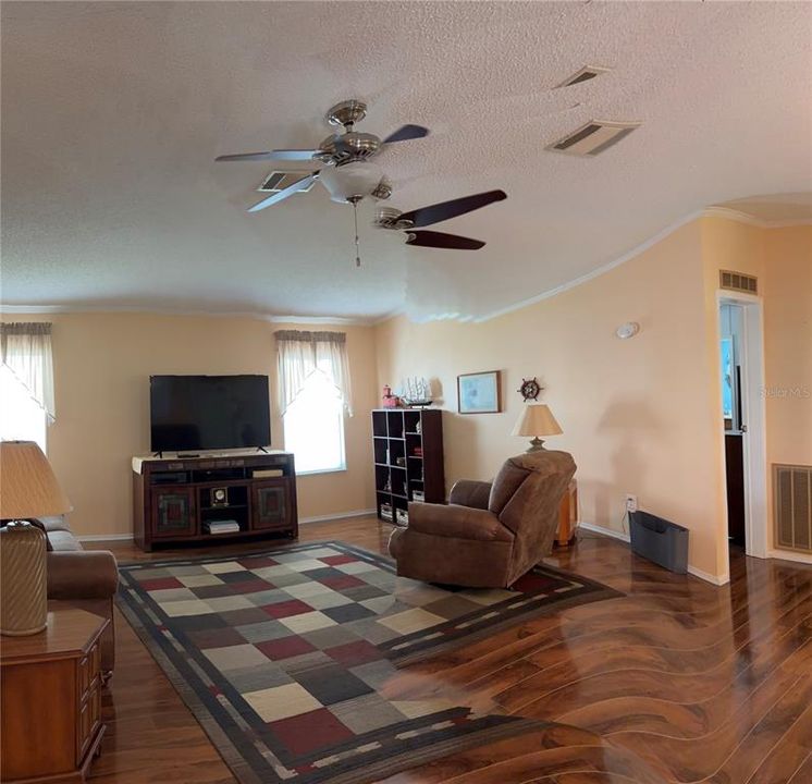 На продажу: $199,900 (3 спален, 2 ванн, 1550 Квадратных фут)