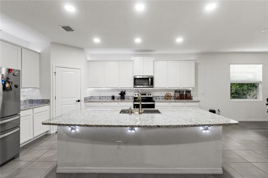 For Sale: $465,000 (4 beds, 3 baths, 2557 Square Feet)