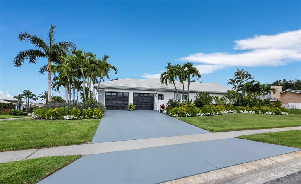 For Sale: $1,850,000 (3 beds, 2 baths, 2411 Square Feet)
