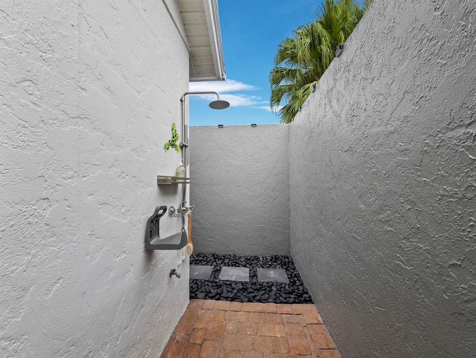 For Sale: $1,850,000 (3 beds, 2 baths, 2411 Square Feet)