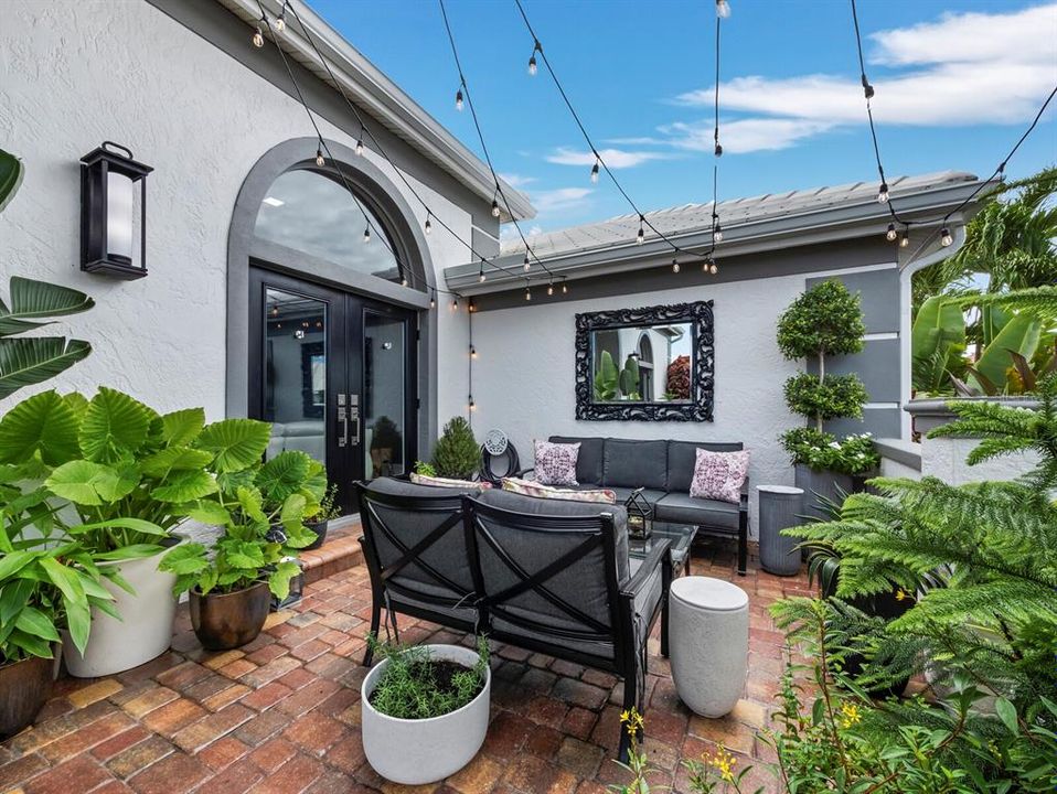 For Sale: $1,850,000 (3 beds, 2 baths, 2411 Square Feet)