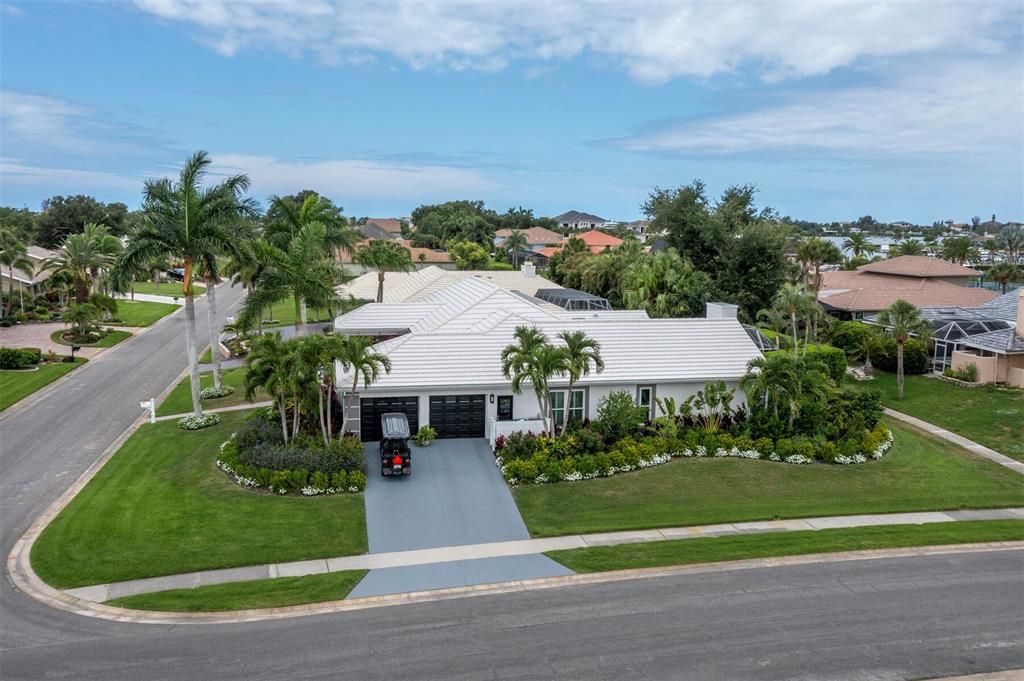For Sale: $1,850,000 (3 beds, 2 baths, 2411 Square Feet)