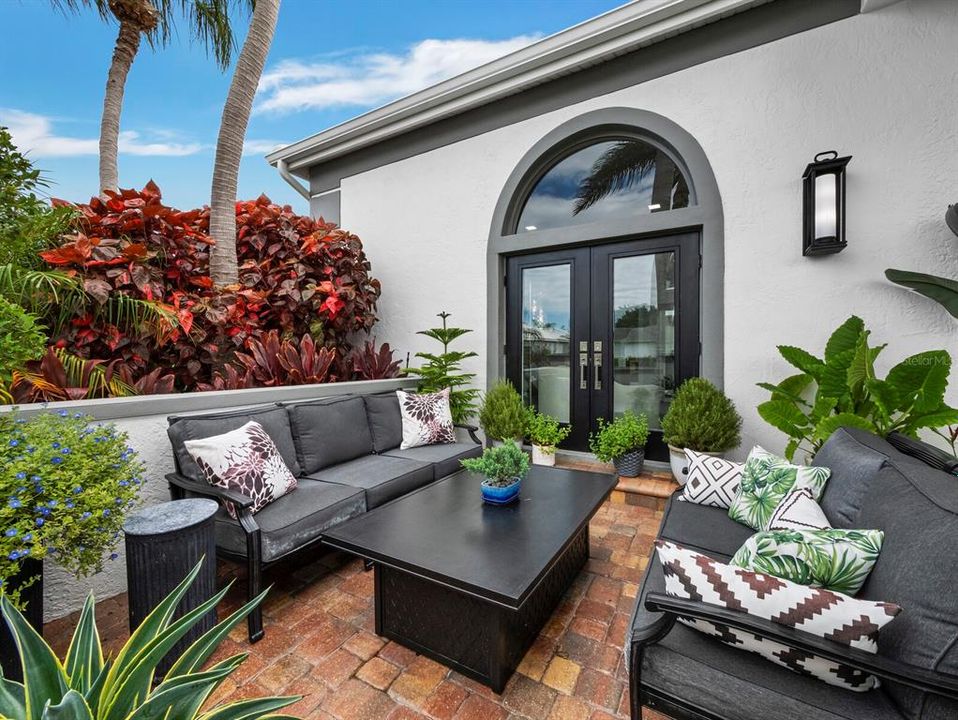 For Sale: $1,850,000 (3 beds, 2 baths, 2411 Square Feet)