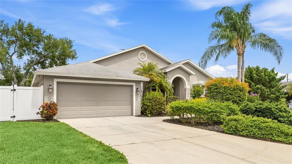 For Sale: $574,900 (3 beds, 3 baths, 2114 Square Feet)