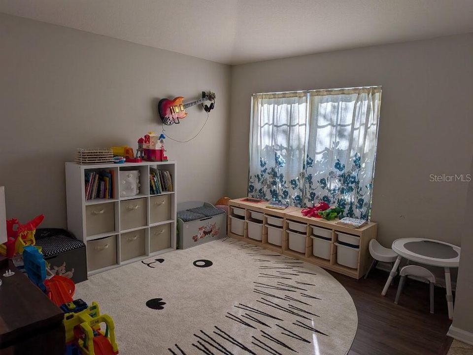 For Sale: $349,000 (4 beds, 2 baths, 1936 Square Feet)