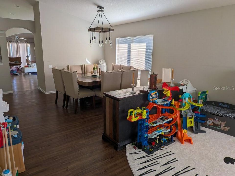 For Sale: $349,000 (4 beds, 2 baths, 1936 Square Feet)