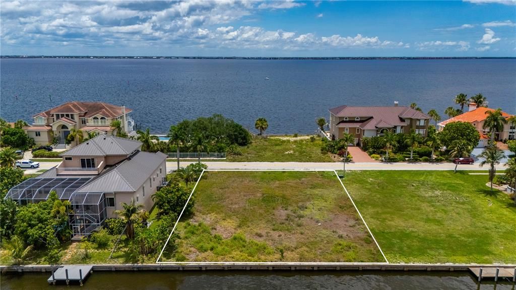 На продажу: $399,000 (0.29 acres)