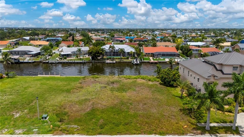 На продажу: $399,000 (0.29 acres)