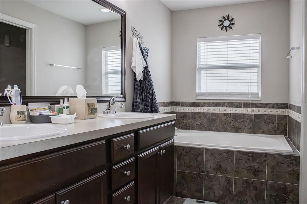 For Rent: $2,099 (3 beds, 2 baths, 1760 Square Feet)