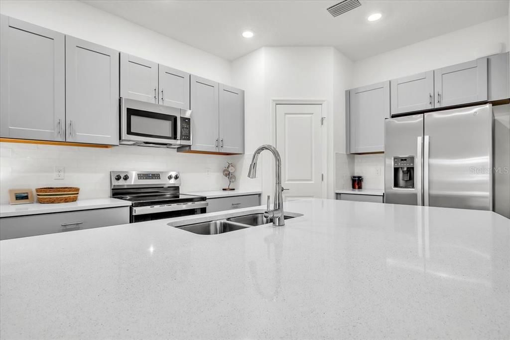 For Sale: $330,000 (3 beds, 2 baths, 1373 Square Feet)