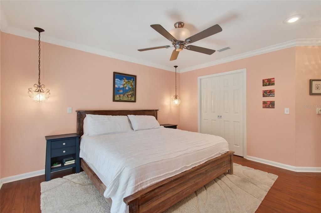 Activo con contrato: $429,900 (4 camas, 2 baños, 2257 Pies cuadrados)